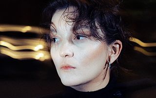 Backstage bez iluzí: Lena Knappová o syrovosti, fascinaci a disciplíně vidět