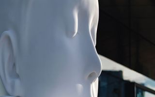 Světoznámý španělský sochař Jaume Plensa odhalil v Praze svoji novou sochu